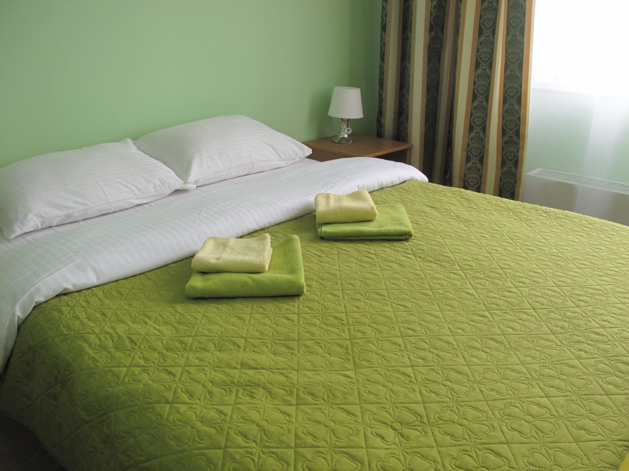 Семейный номер с двуспальной кроватью и диваном.