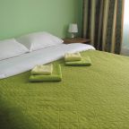 Семейный номер с двуспальной кроватью и диваном.