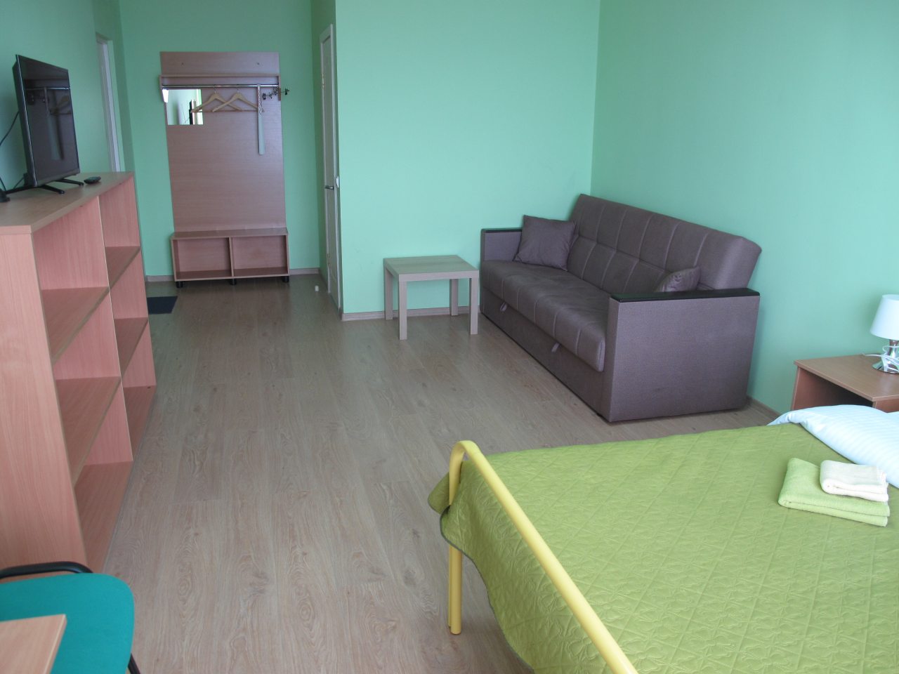 Семейный номер с двуспальной кроватью и диваном.