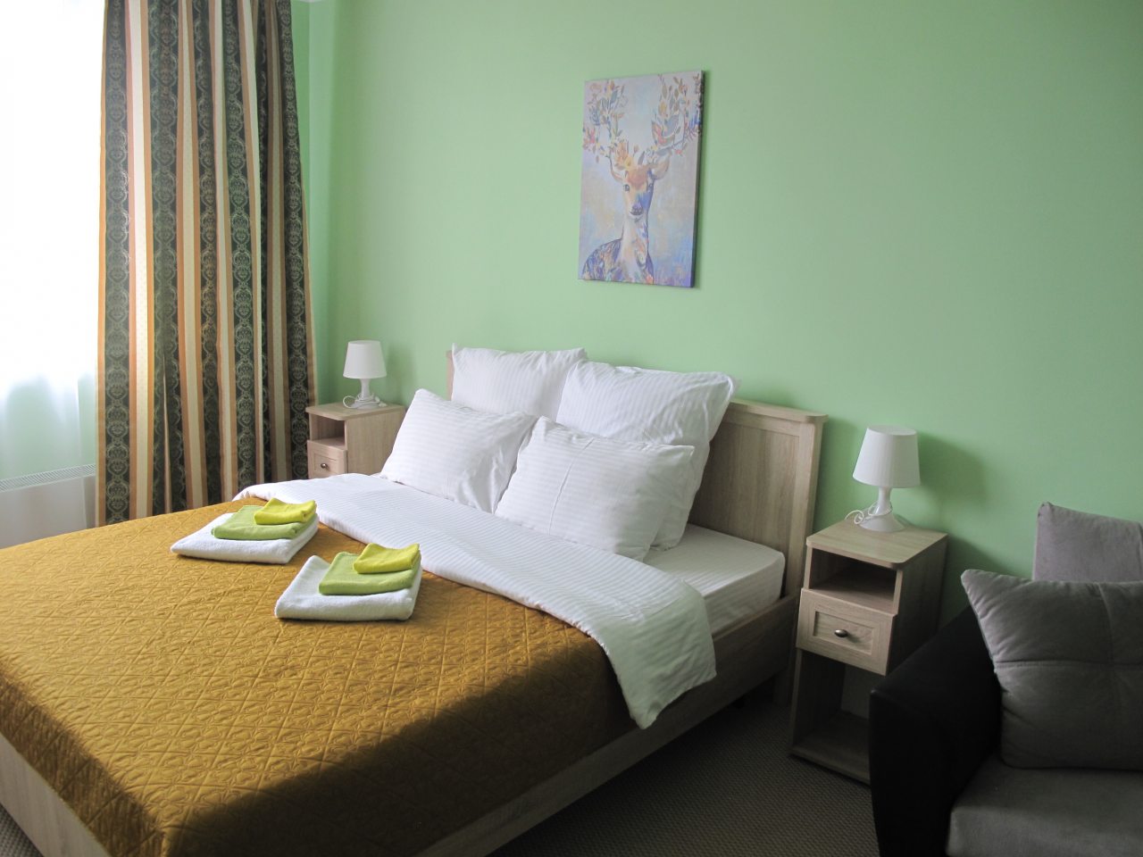 Уютный стандарт с большой кроватью и диваном.