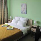 Уютный стандарт с большой кроватью и диваном.