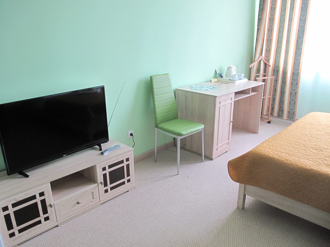 Уютный стандарт с большой кроватью и диваном.