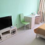 Уютный стандарт с большой кроватью и диваном.