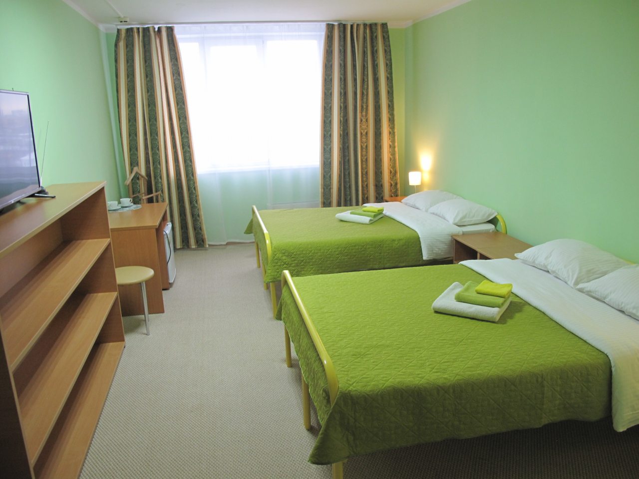 Стандарт двухместный: 2 двуспальные кровати, TV, фен.