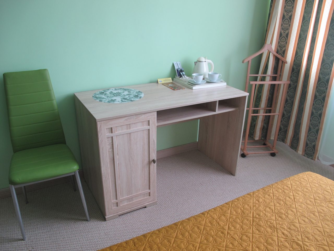 Уютный стандарт с большой кроватью и диваном.