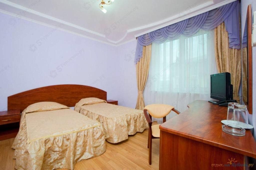 Двухместный (Двухместный номер с 2 двуспальными кроватями) гостиницы Kozmoc, Геленджик