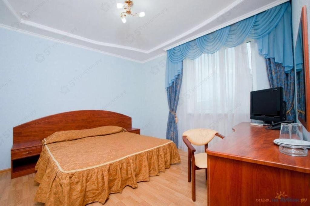 Двухместный (Улучшенный двухместный номер с 1 кроватью) гостиницы Kozmoc, Геленджик