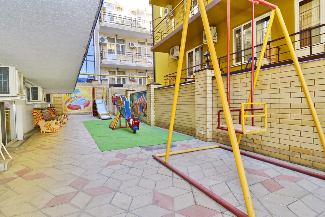 Детская площадка на улице, Гостиница Hellas