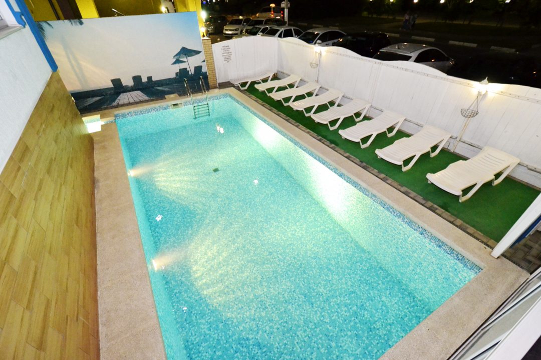 Открытый плавательный бассейн, Гостиница Hellas