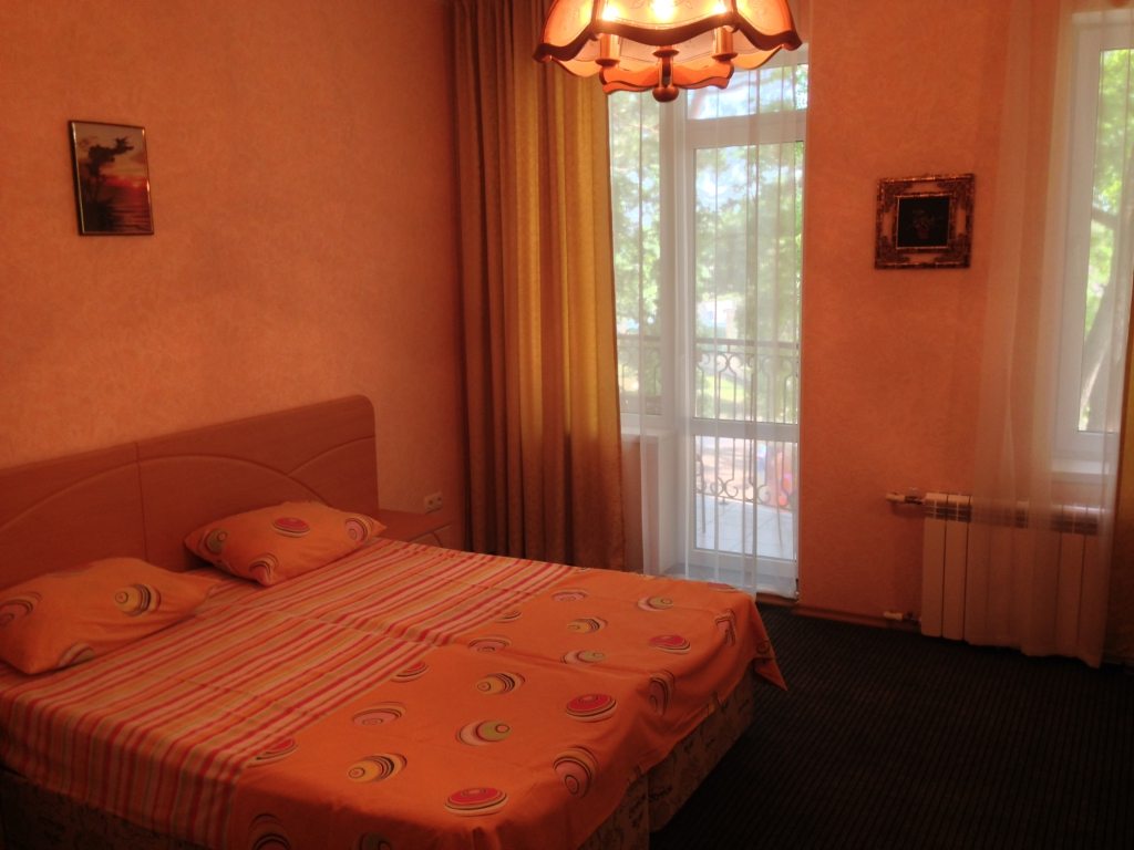 Трёхместный и более (4-местный 2-комнатный) отеля Полина, Геленджик