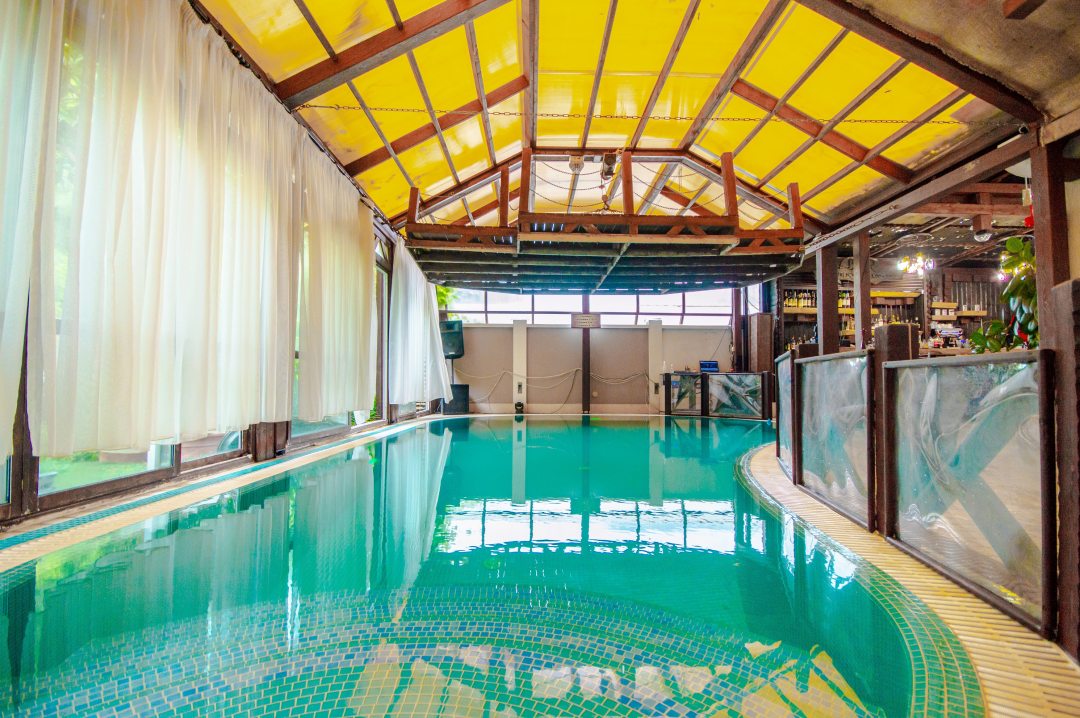Крытый подогреваемый бассейн, Отель Эллисон Дубай