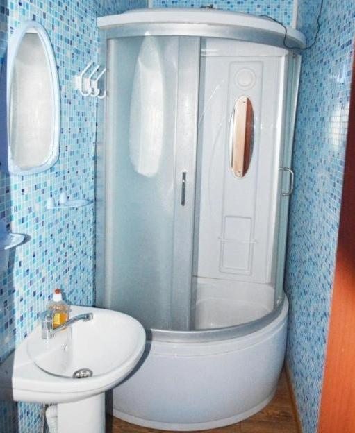 Трехместный (Улучшенный трехместный номер) мини-гостиницы Парамон, Константиновск