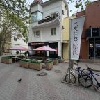 Вход в гостиницу справа на крыльце