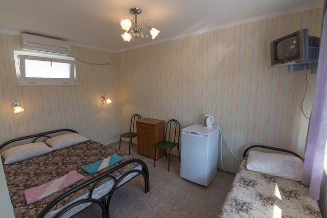Трехместный (С двуспальной кроватью) гостиницы Солнечная, Лазаревское