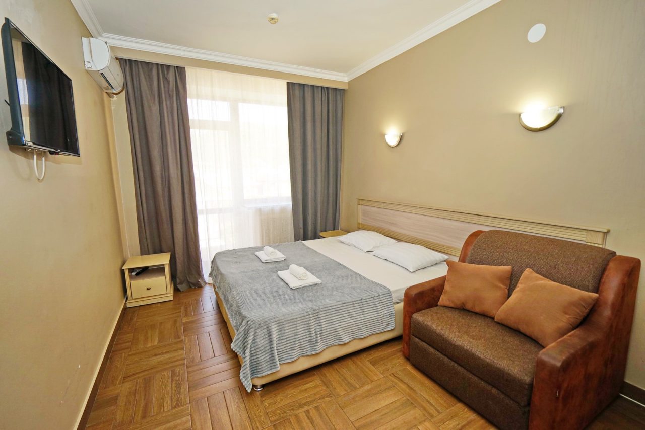 Трёхместный и более (Комфорт с балконом), Отель Пятница