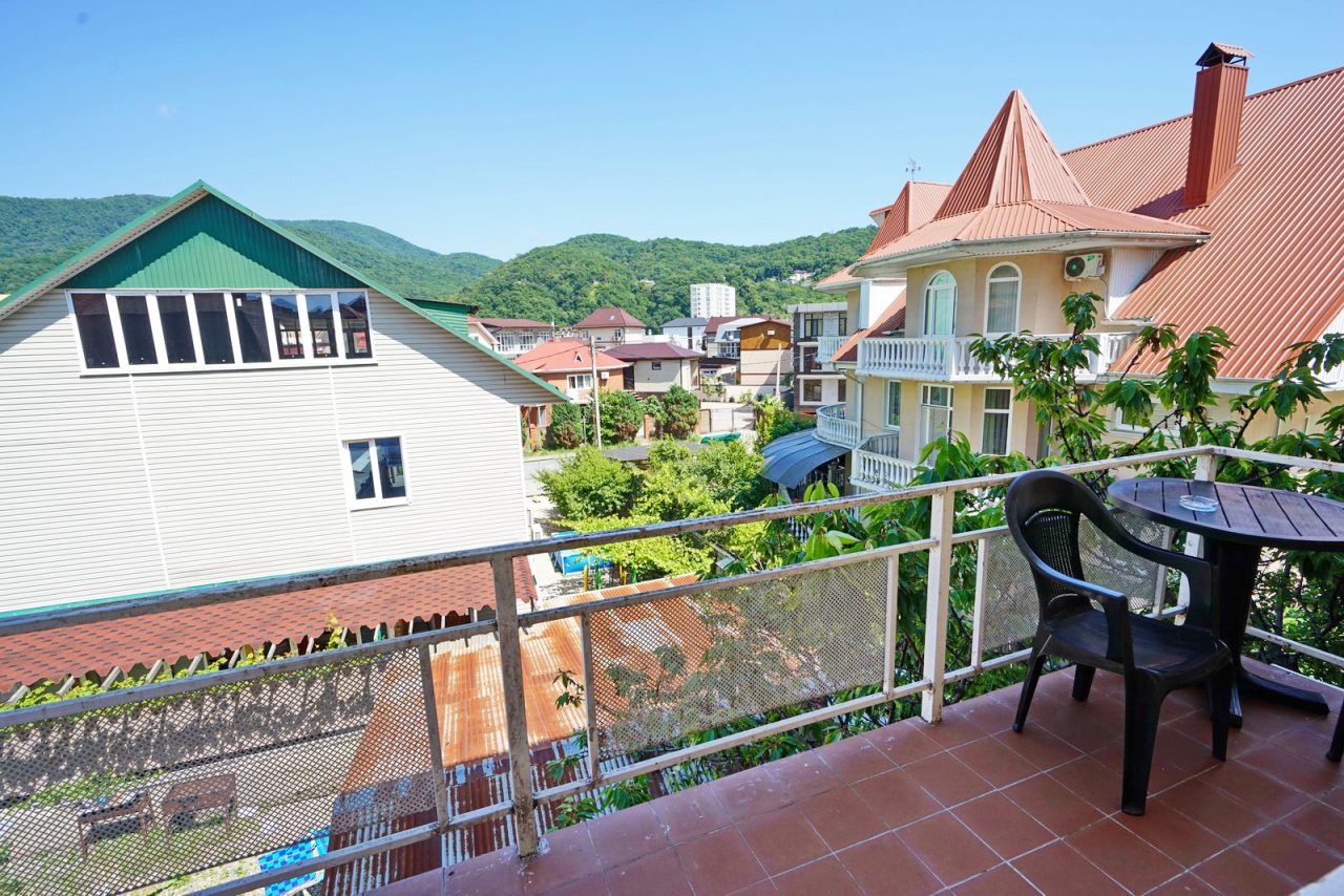 Трёхместный и более (Комфорт с балконом), Отель Пятница