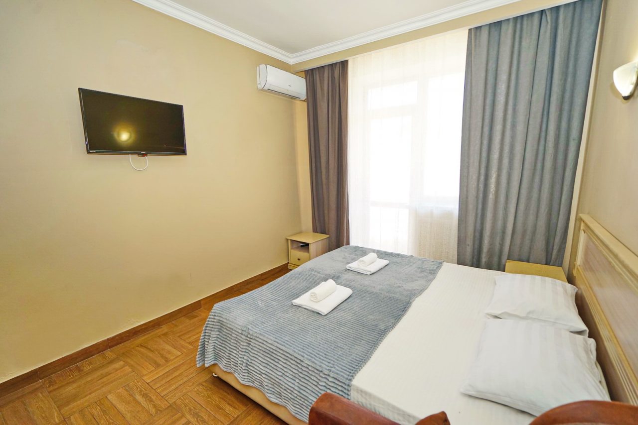 Трёхместный и более (Комфорт с балконом), Отель Пятница