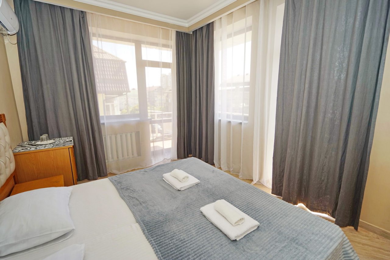 Трёхместный и более (Комфорт с балконом), Отель Пятница