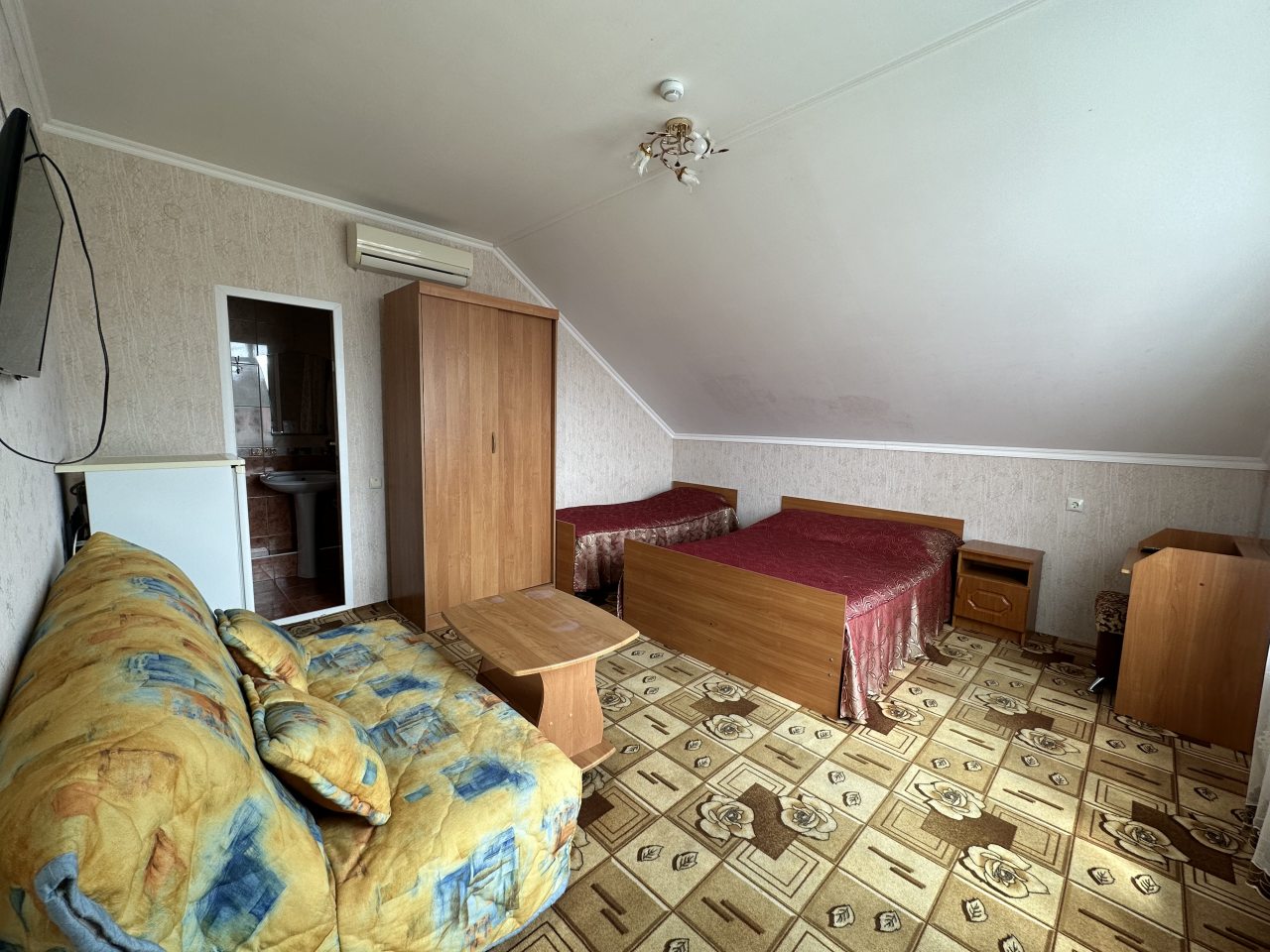 Семейный (Семейный стандарт без балкона (1 и 5 этаж)), Отель Удача