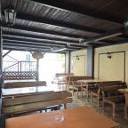 Во дворе специально отведенные места для курения