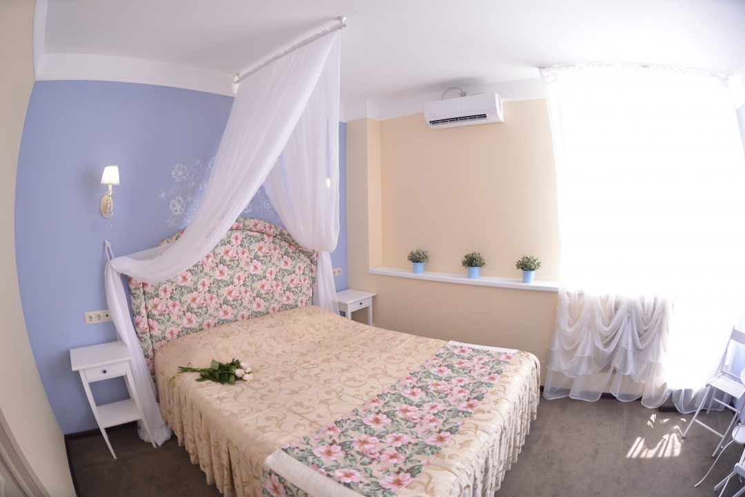 Двухместный (Улучшенный с 1 кроватью или 2 отдельными кроватями и балконом) гостиницы АртОтель, Белгород