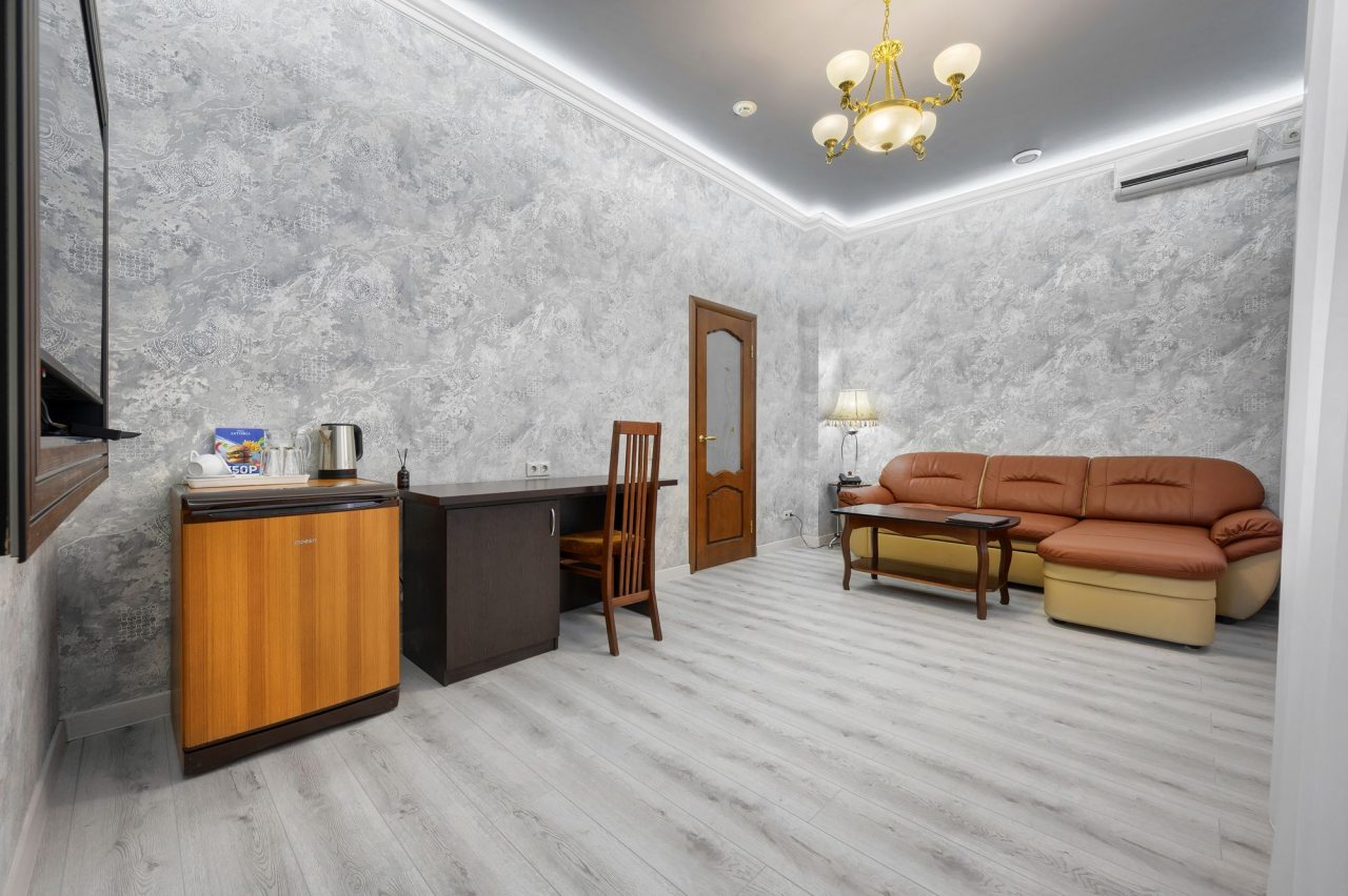 Люкс, Гостиница Астория