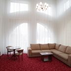 Двухкомнатный номер площадью 70 квадратных метров.
