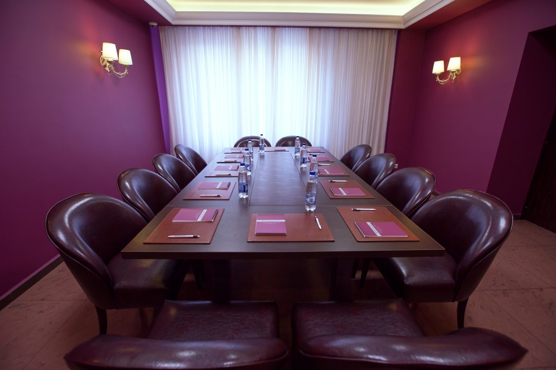 Комната для переговоров, Отель Бардин