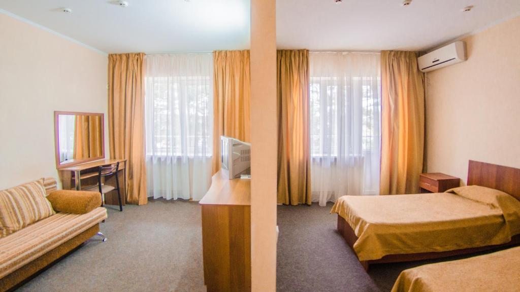 Двухместный (Улучшенный двухместный номер с 2 отдельными кроватями) отеля Березка, Горячий Ключ