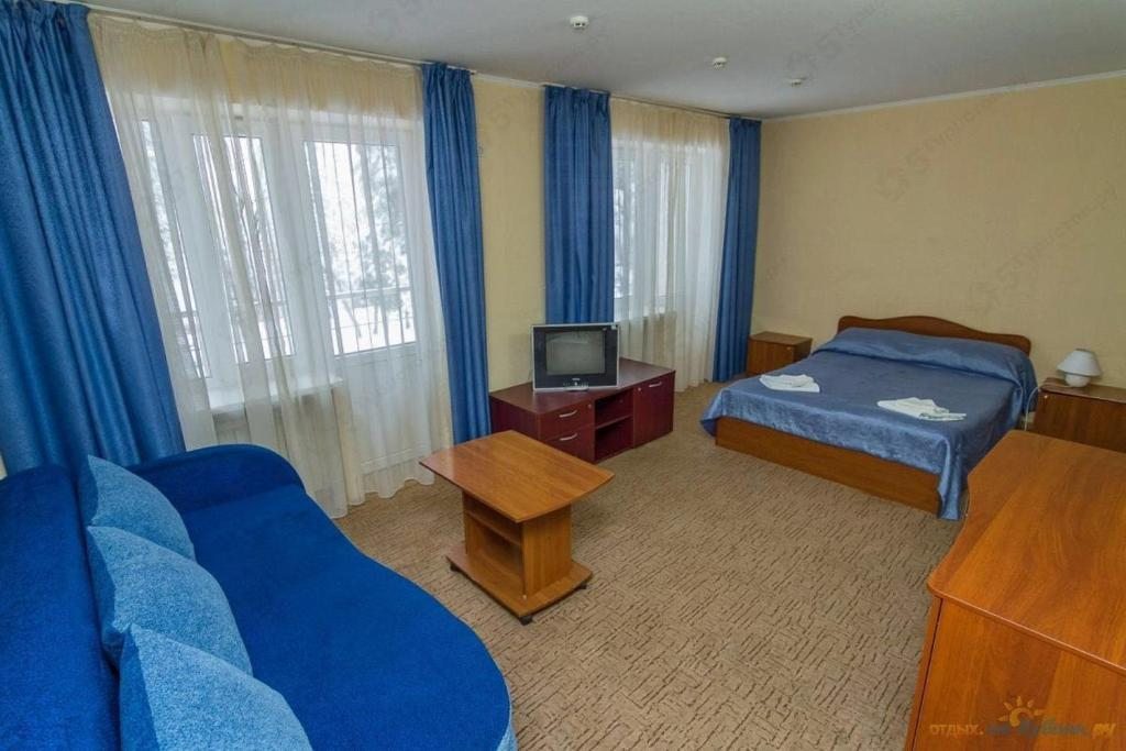 Двухместный (Двухместный номер с двуспальной кроватью и дополнительной кроватью) отеля Березка, Горячий Ключ