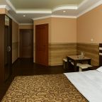 Полулюкс, Гостиница Парадис