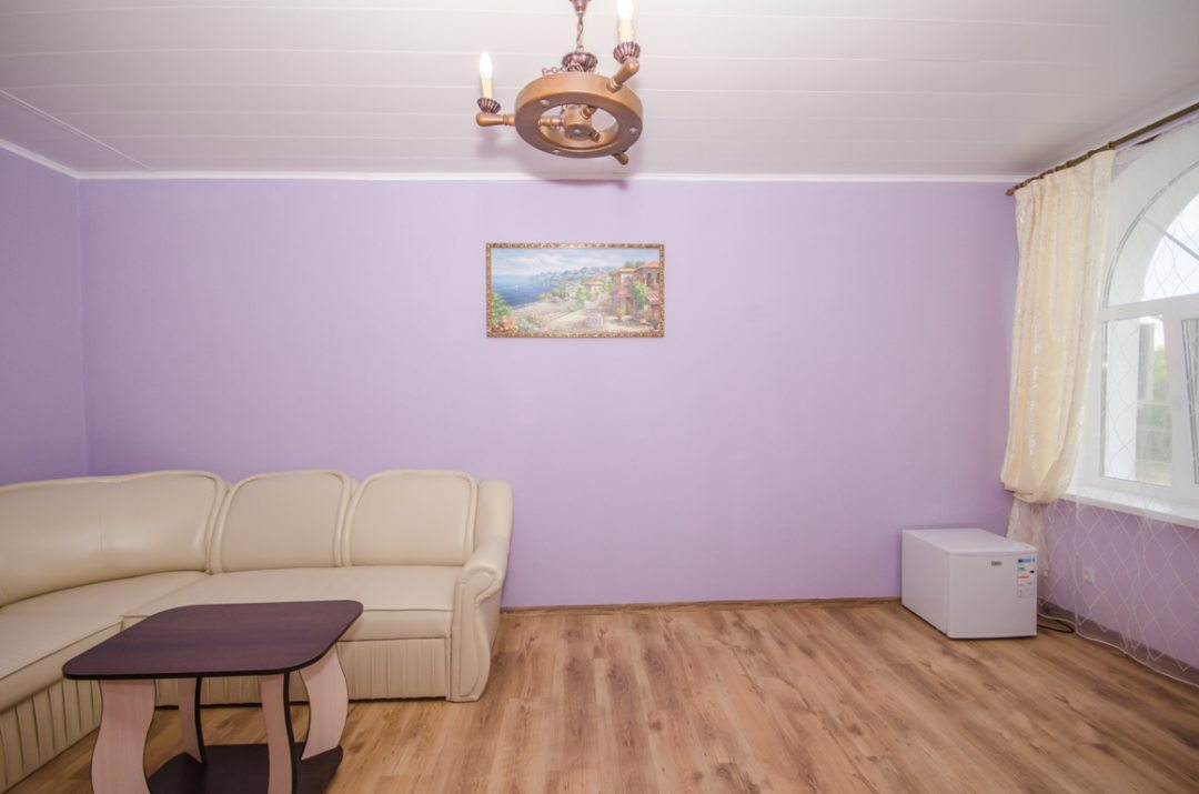 Люкс (люкс до 5 человек) мини-отеля АДМИРАЛ-КЛУБ, Заозерное, Крым
