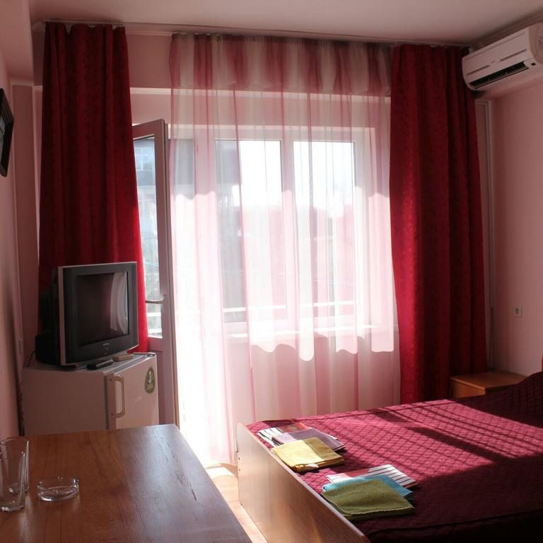 Двухместный (Бюджетный двухместный номер с 1 кроватью или 2 отдельными кроватями) гостевого дома Алые паруса, Лоо