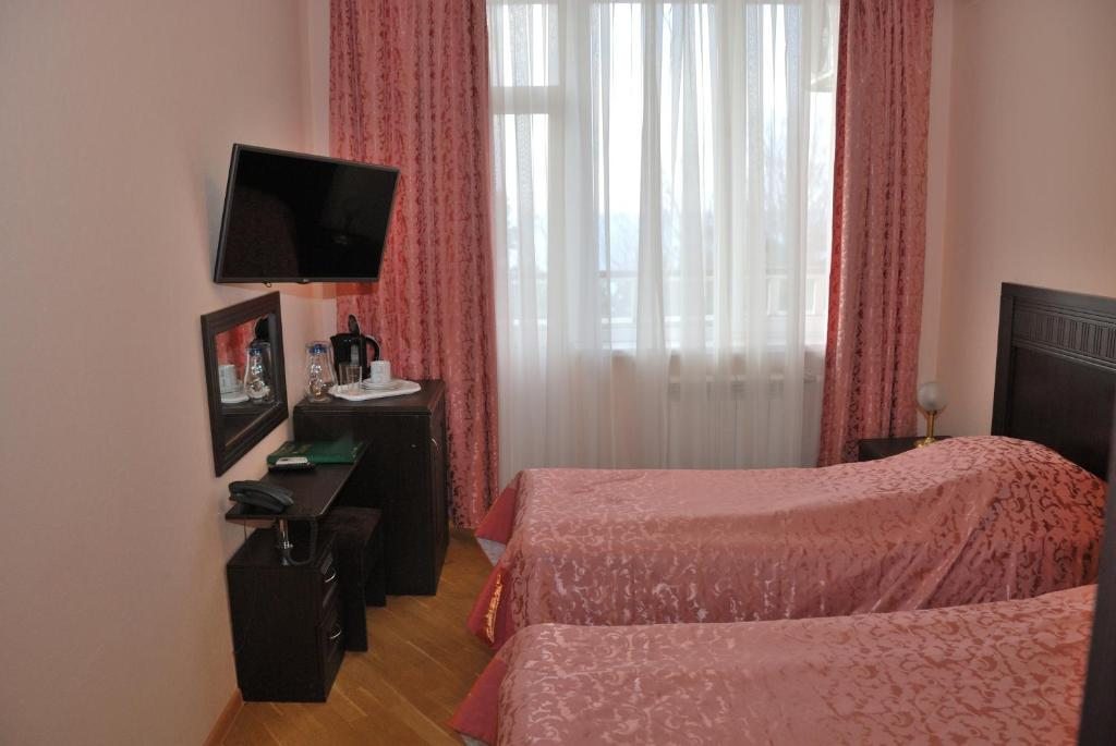 Двухместный (Двухместный номер с 2 отдельными кроватями и балконом) санатория Беларусь, Сочи