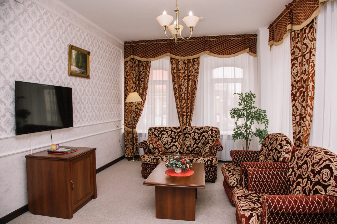 Люкс (Плюс), Ресторанно-гостиничный комплекс Купеческий клуб