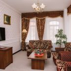 Люкс (Плюс), Ресторанно-гостиничный комплекс Купеческий клуб