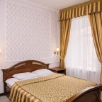 Люкс (Плюс), Ресторанно-гостиничный комплекс Купеческий клуб
