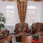 Люкс (Плюс), Ресторанно-гостиничный комплекс Купеческий клуб