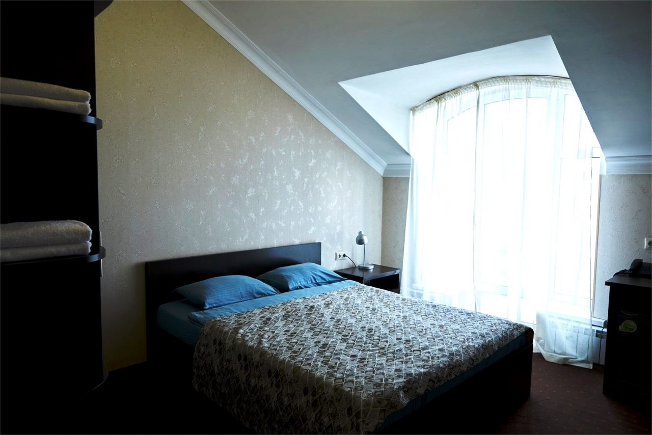 Двухместный (Стандарт с двуспальной кроватью и с балконом) отеля Лорд, Махачкала