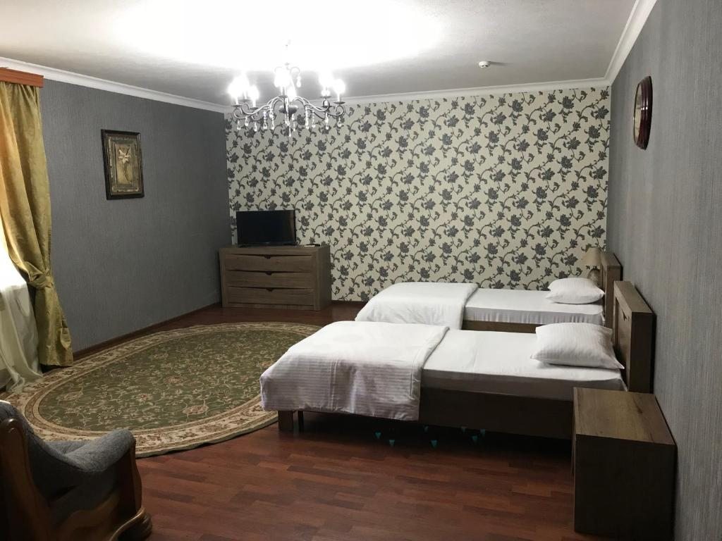 Двухместный (Улучшенный двухместный номер с 2 отдельными кроватями) отеля Усадьба, Махачкала