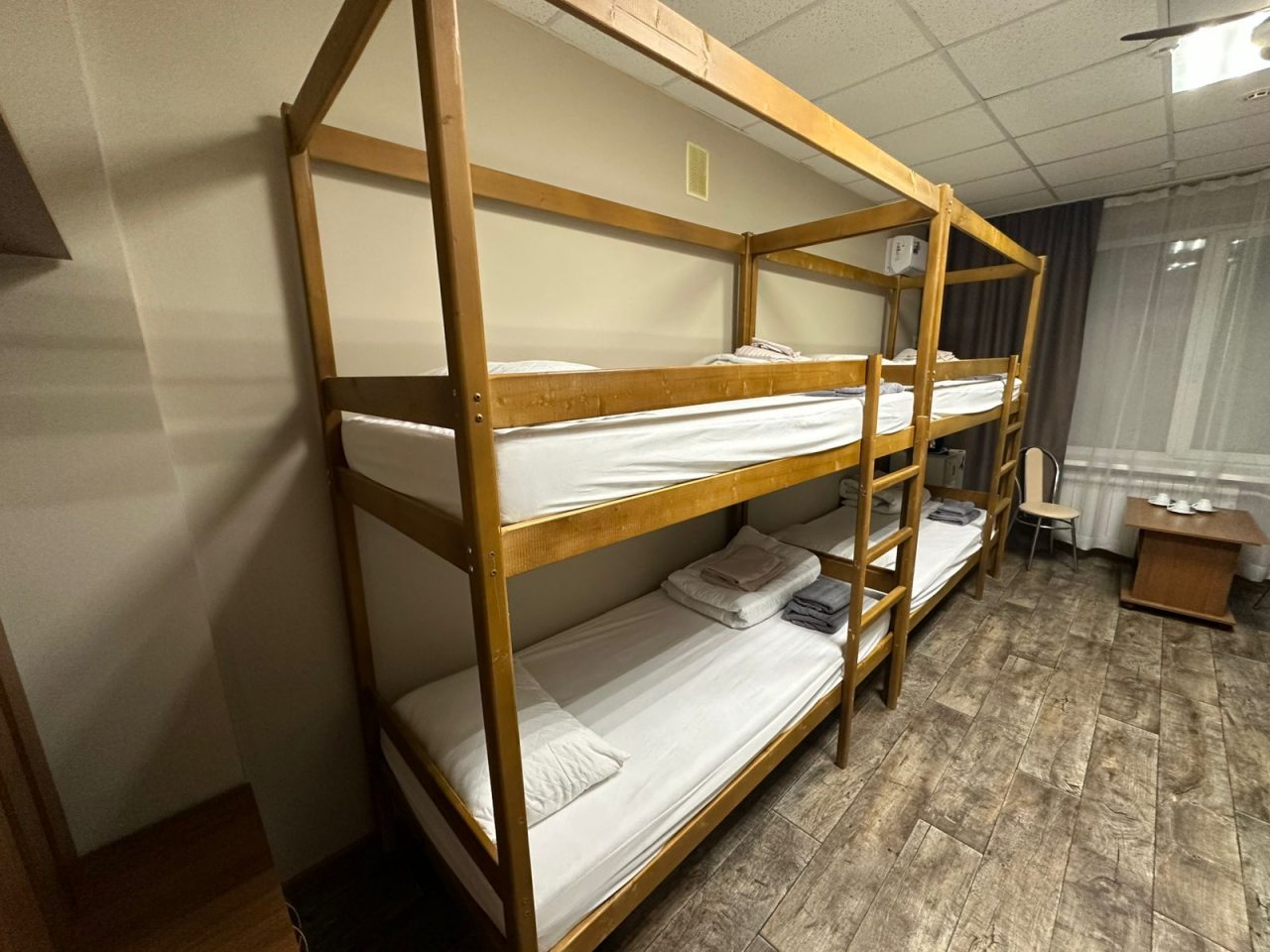 Шестиместный, Гостиница Гранат