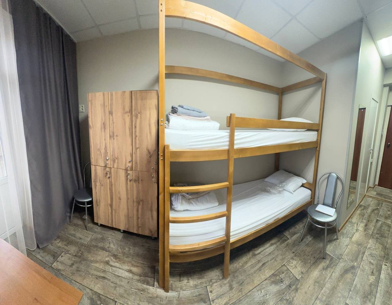 Койко-место в шестиместном номере.