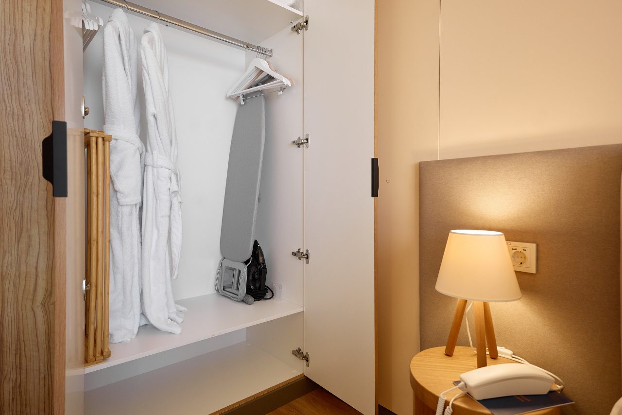 Шкаф в спальне