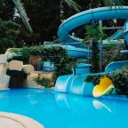 Водные горки в открытом бассейне