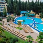 Водные горки в открытом бассейне