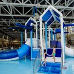 Водные горки в крытом бассейне