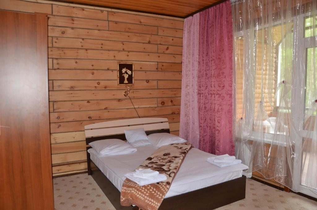Сьюит (Люкс с кроватью размера «king-size» и балконом) отеля Золотые Пески, Усть-Муны