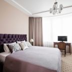 Сьюит, Отель Минин