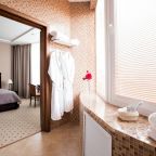 Сьюит, Отель Минин