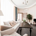 Люкс, Отель Минин